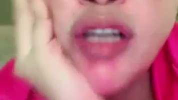 Tante Bunga Lepas Bra Sambil Remas Desah