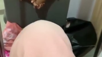 Kenikmatan Ewe Doggy PNS Hijab Depan Cermin
