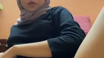 Meila Jilbab Ngangkang Mainin Memek Gundul
